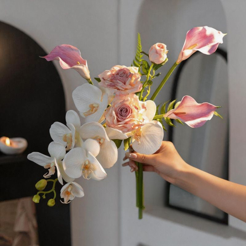 Realistisches Blumenarrangement in dekorativer Vase