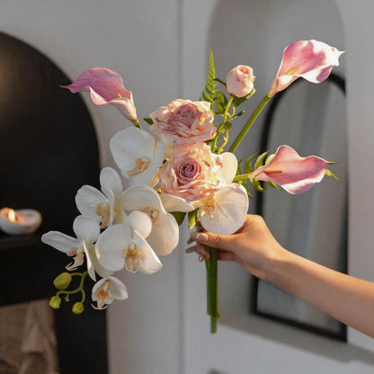 Realistisches Blumenarrangement in dekorativer Vase