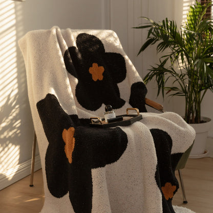Grobstrick-Bouclé-Wohndecke mit großflächigem Blumenmotiv und Teddy-Textur Brehn