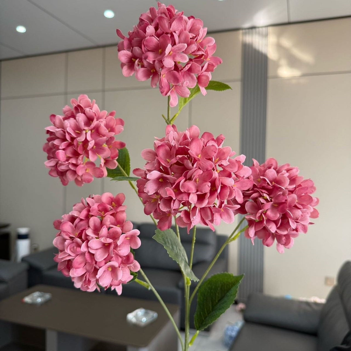 Lebensechte Hortensie Blumenanordnung
