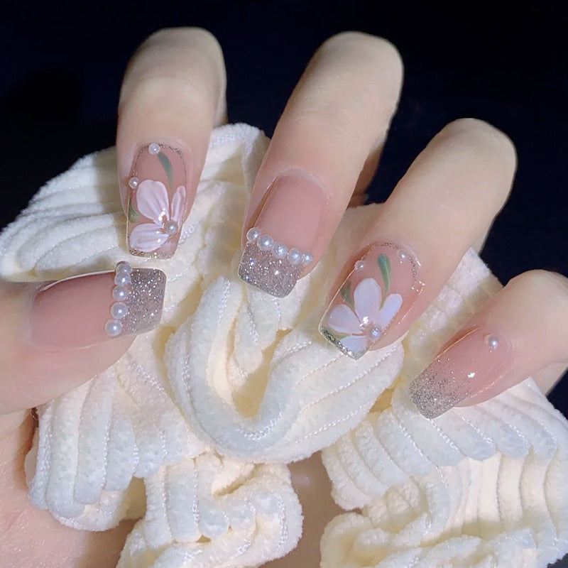 Kunstnagelset mit funkelnden Glitzer- und holografischen Akzenten Brehn