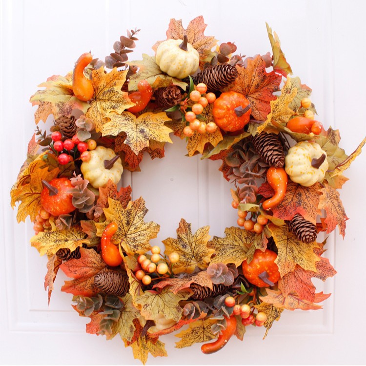 Herbstlicher Türkranz mit künstlichen Ahornblättern, Zapfen und Deko-Kürbissen