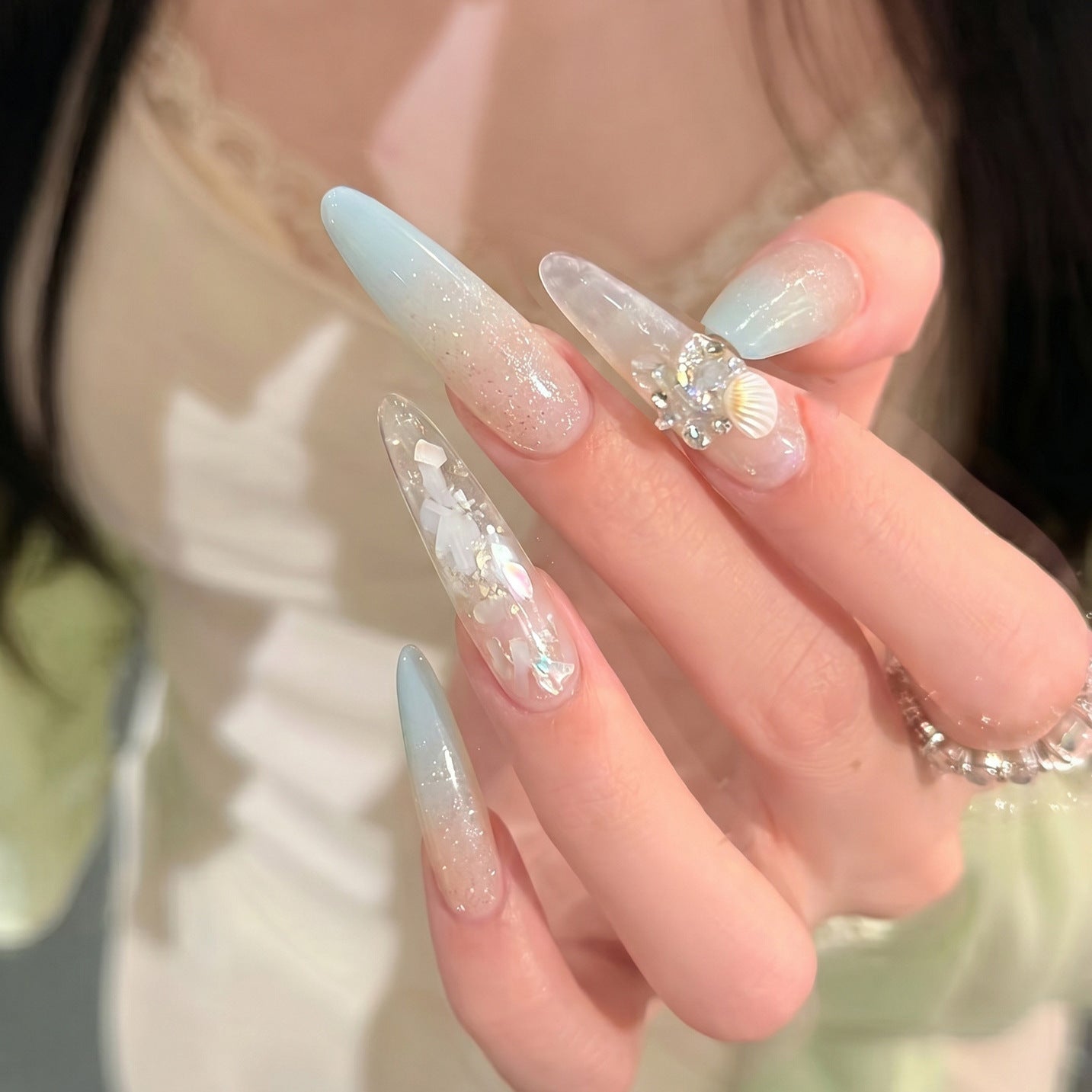 Elegantes Stiletto Press-On Nagelset mit Glitter-Finish Brehn