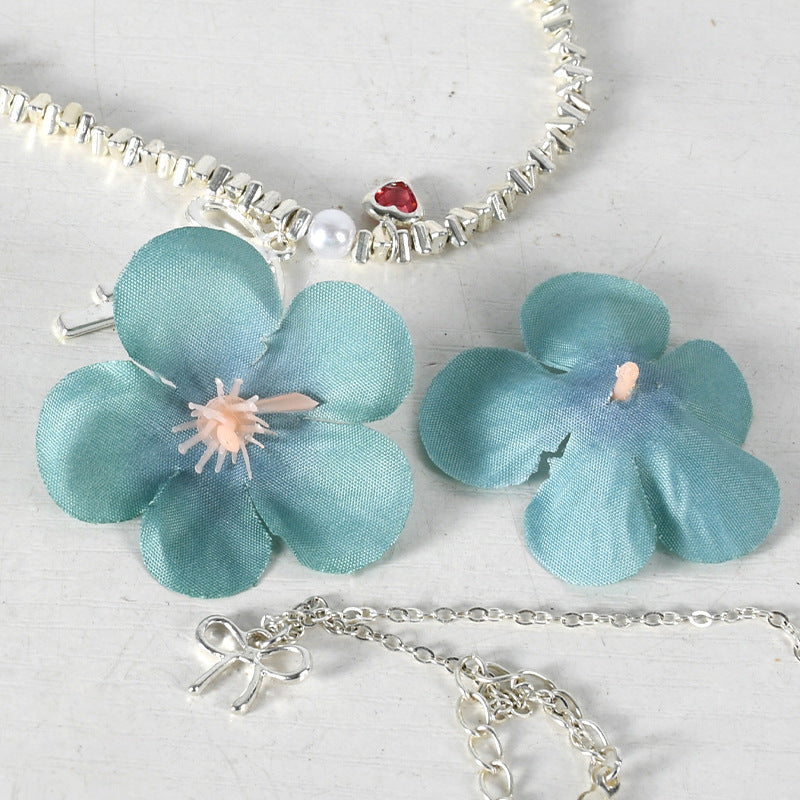 Blumenverziertes Haaraccessoire