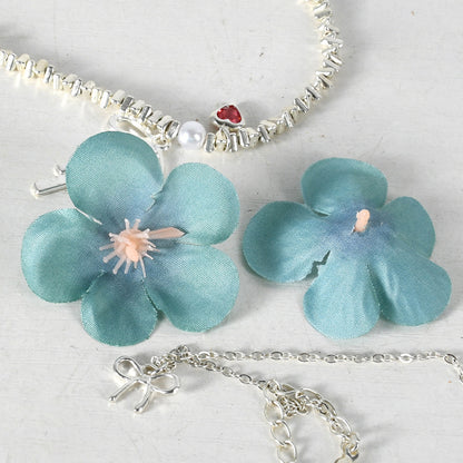 Blumenverziertes Haaraccessoire