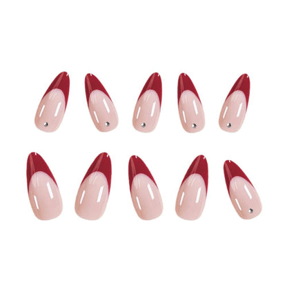 Elegante Stiletto-Nagelkunst mit Strassakzenten