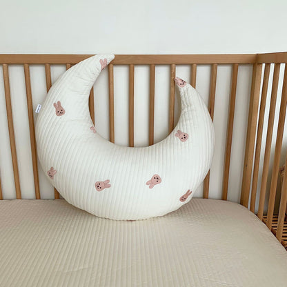 Mondförmiges Baby-Nackenstützkissen mit gestepptem Bezug und Teddystickerei