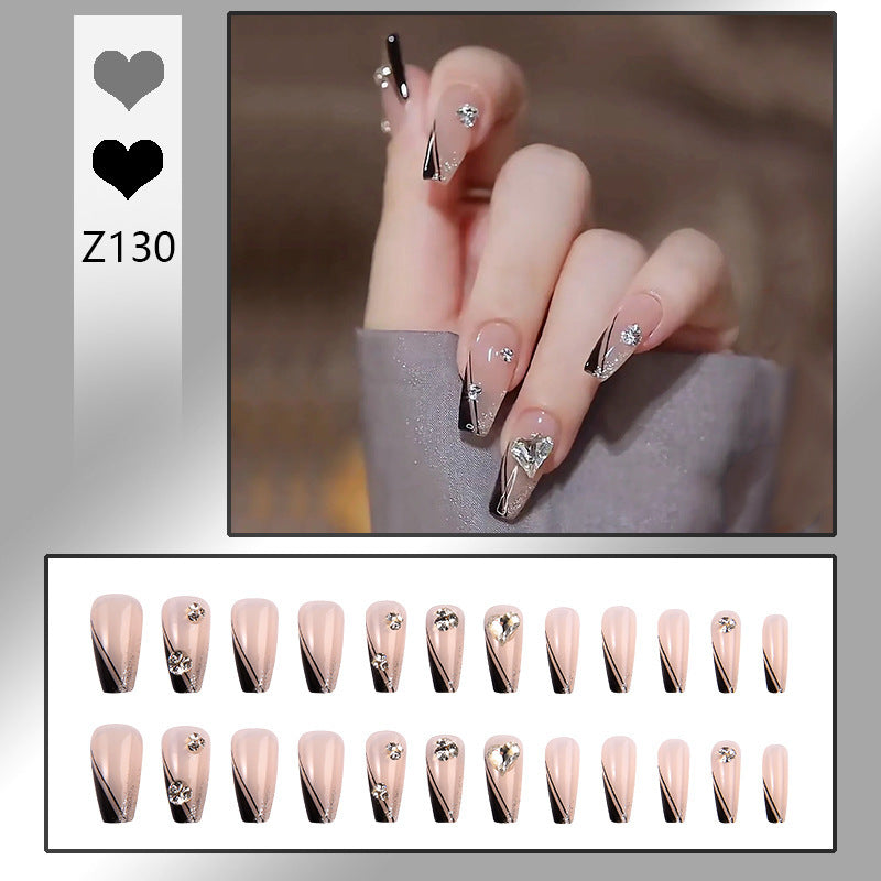 Kunstnagelset mit eleganten Wellenmustern und zarten Perlenakzenten Brehn