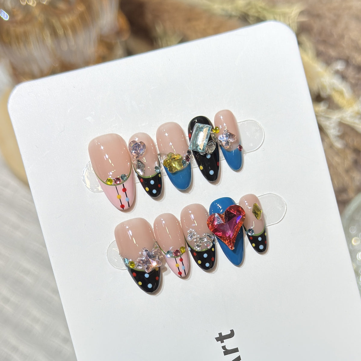Künstlerisches Press-On Nagelset mit bunten Juwelenakzenten Brehn