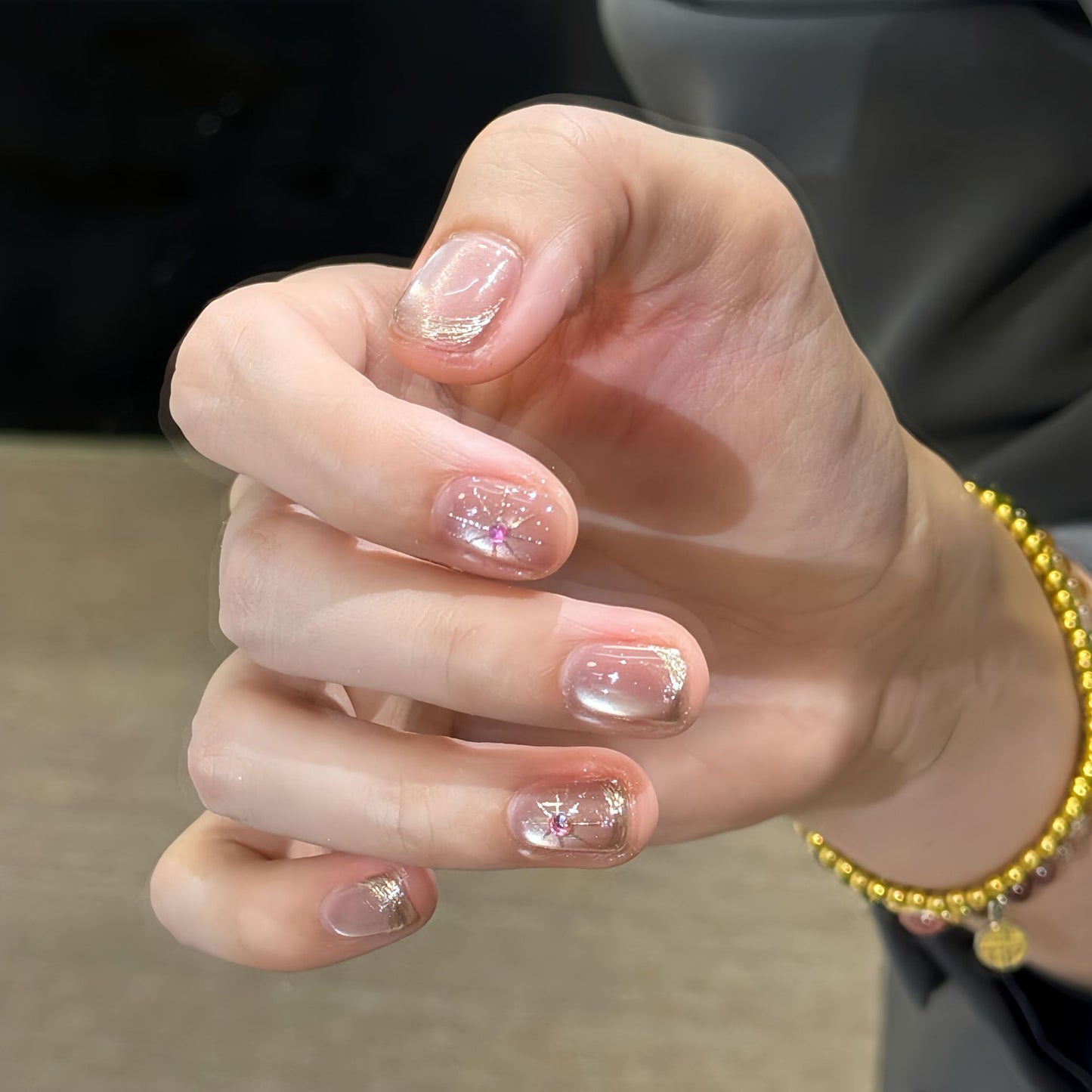 Künstliche Nail Art mit Eleganten Schmuckdetails Brehn