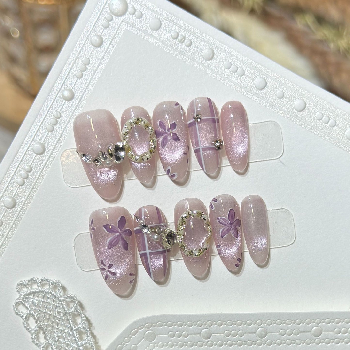 Künstlerisches Press-On-Nagelset mit floralen Akzenten Brehn