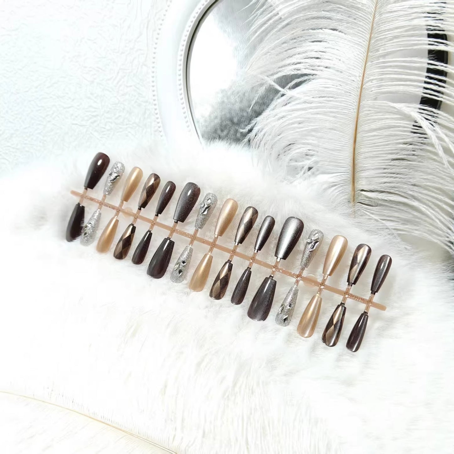 Glamouröse Kunstnägel Im Eleganten Metallic-Look Brehn