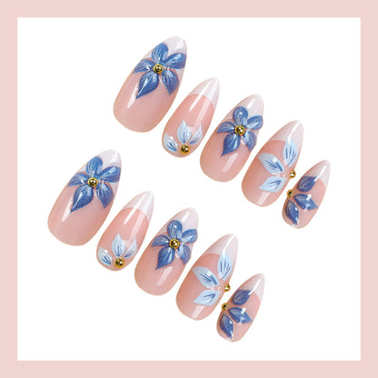 Kunstnagelset mit floralen Akzenten und elegantem French-Tipp Brehn