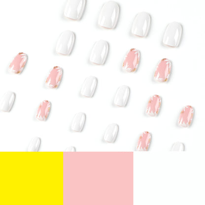Kunstvolle Nageldesigns mit Glitzer und floralem Akzent Brehn
