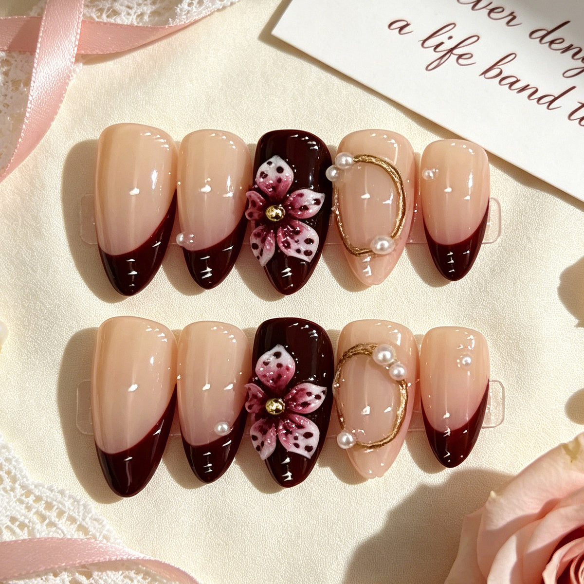 Dekoratives Floral Press-On-Nagelkunst-Set mit eleganten Verzierungen Brehn