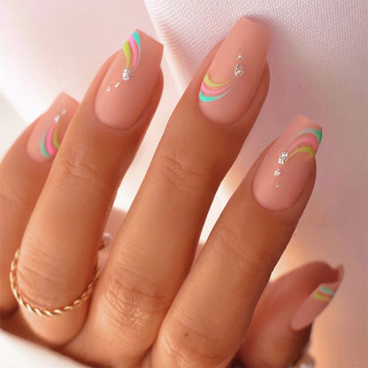 Künstlerisches Press-On-Nagelset mit bunten Wellenmustern Brehn