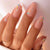 Künstlerisches Press-On-Nagelset mit bunten Wellenmustern Brehn