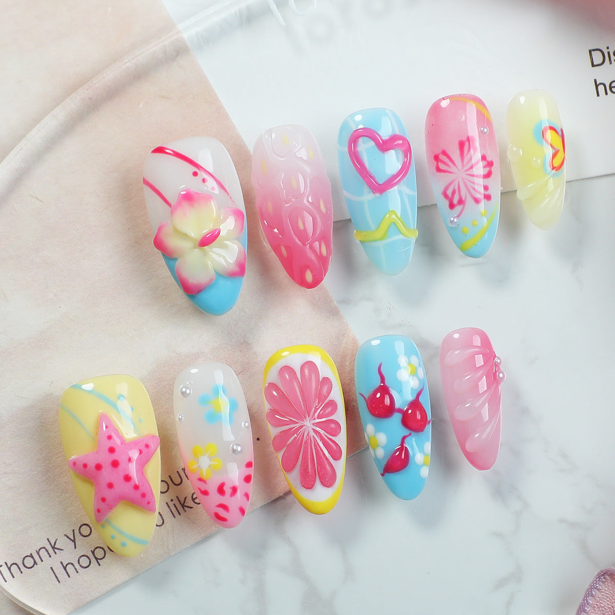 Kreatives Kunstnagelset mit verspieltem floralen Design und Glitzereffekten Brehn