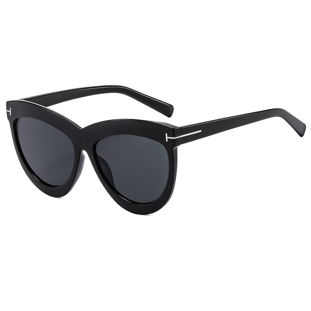 Stilvolle Katzenaugen-Sonnenbrille mit schlanken Metallakzenten Brehn