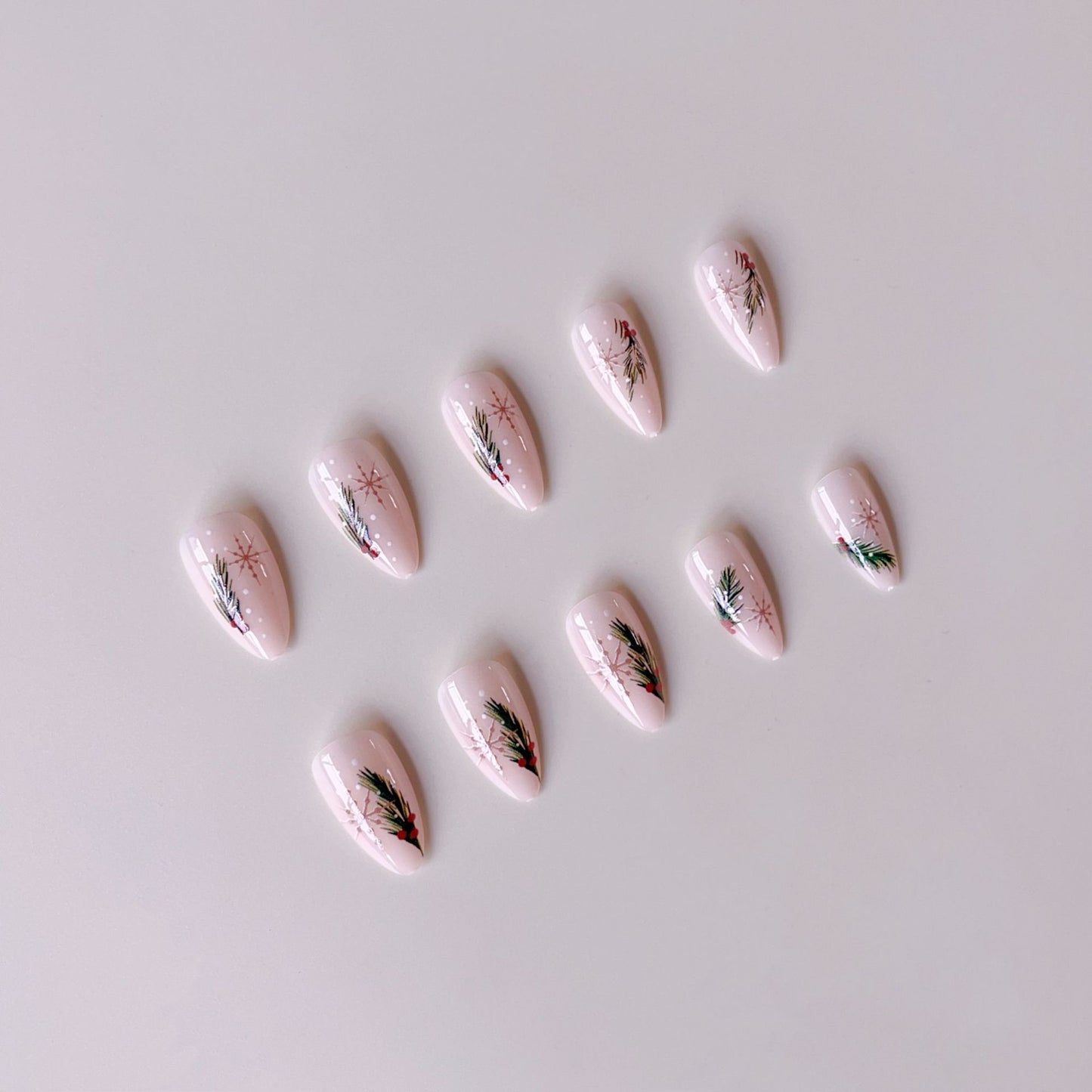 Kunstnagelset mit winterlicher Tannenbaum-Applikation Brehn