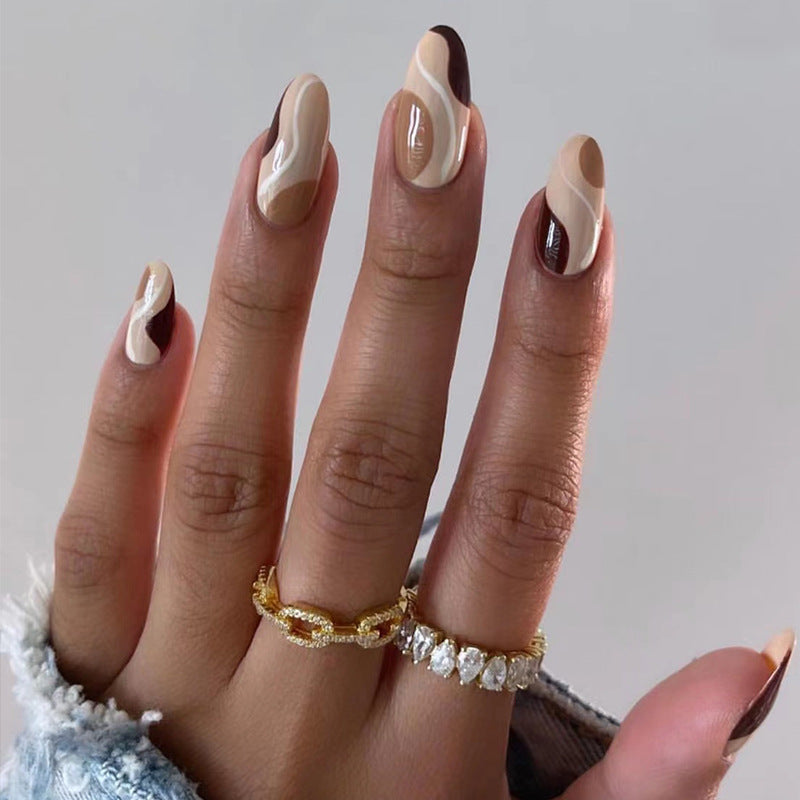 Künstliche Nagelverlängerungen im eleganten Wellen-Design Brehn
