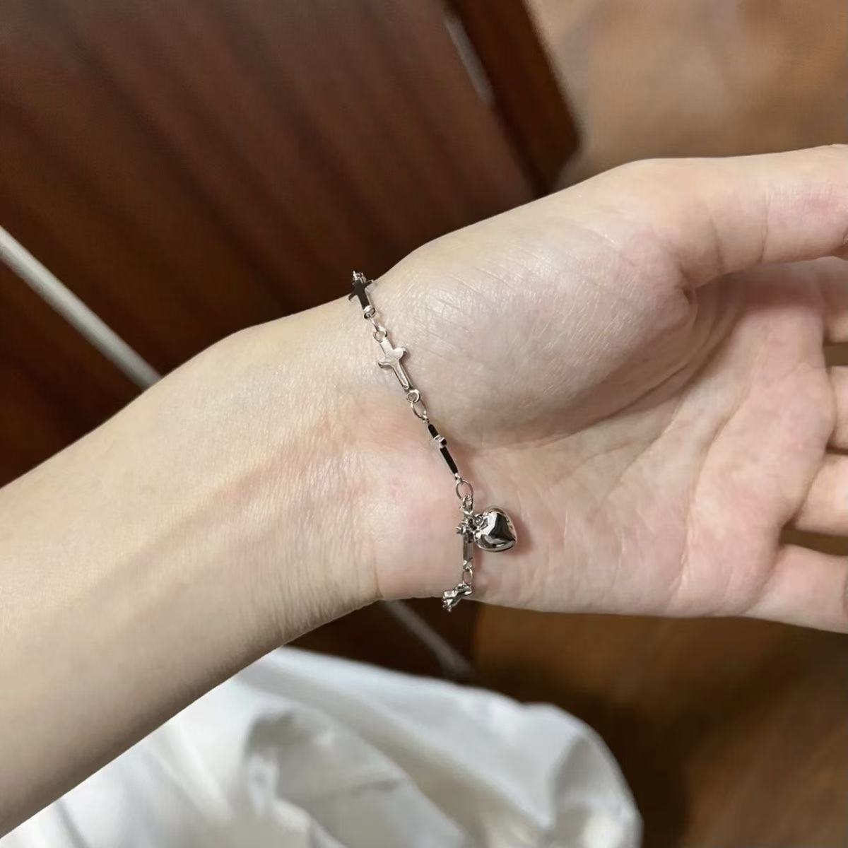 Kreuz- und Herz Charm Armband Brehn