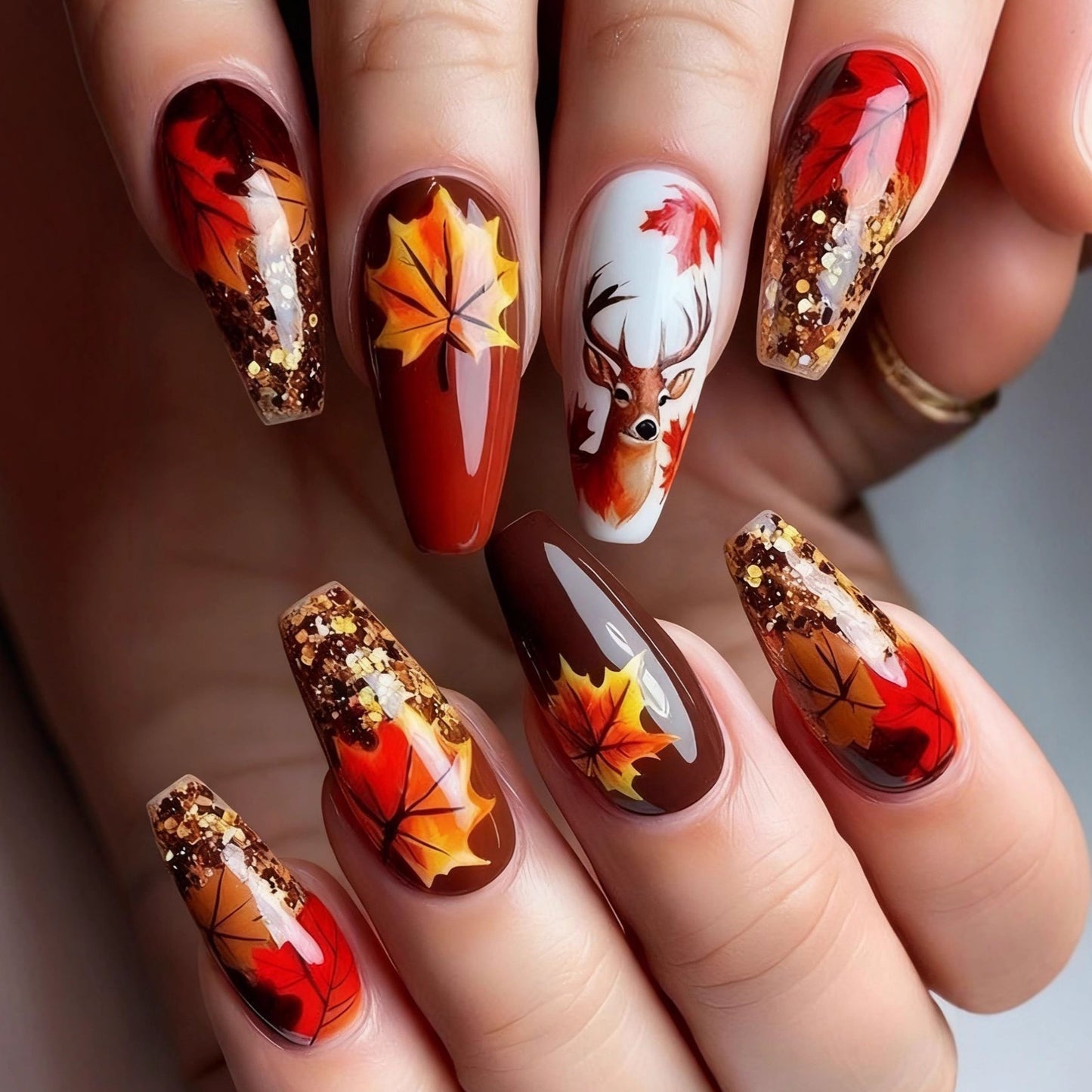 Künstliche Nagelkunst mit Herbstlichem Blatt-Design Brehn