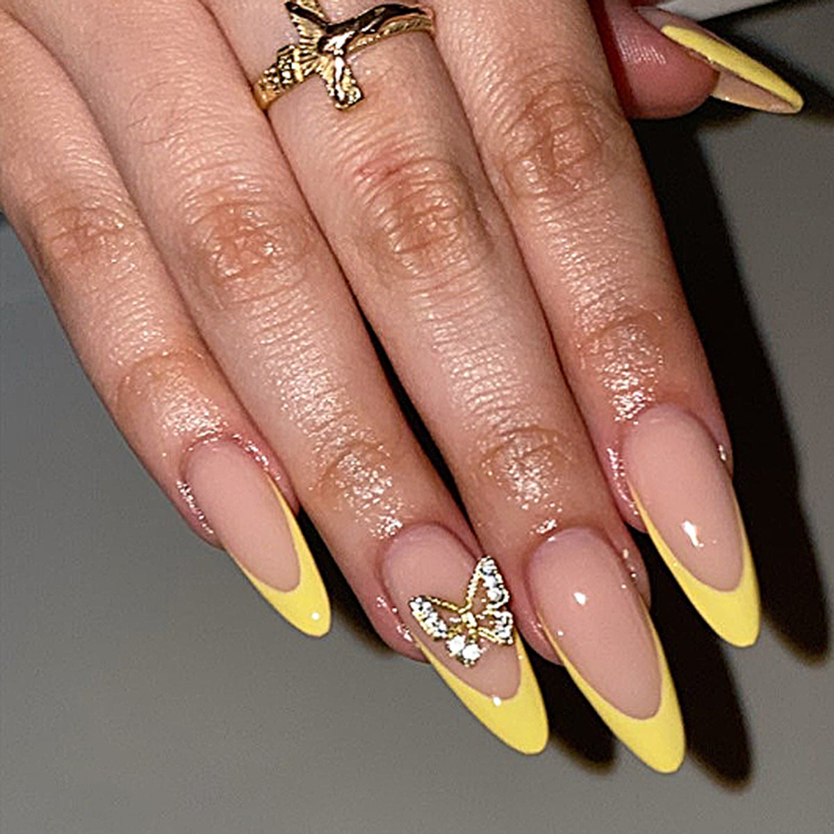 Kunstvolle Stiletto-Nägel mit glamourosem Schmetterlingsdesign Brehn