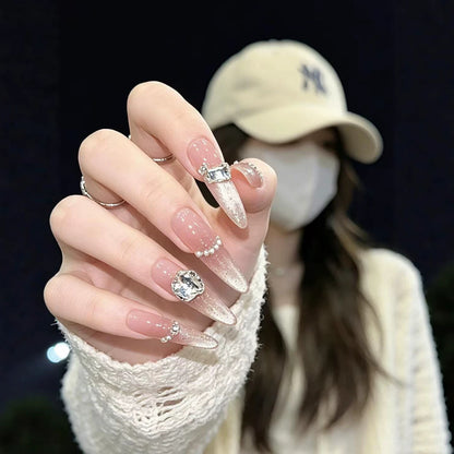 Künstlerische Stiletto-Nagelverlängerungen mit Edelsteinakzenten