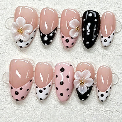 Kunstvolle Nagelspitzen im eleganten Design Brehn