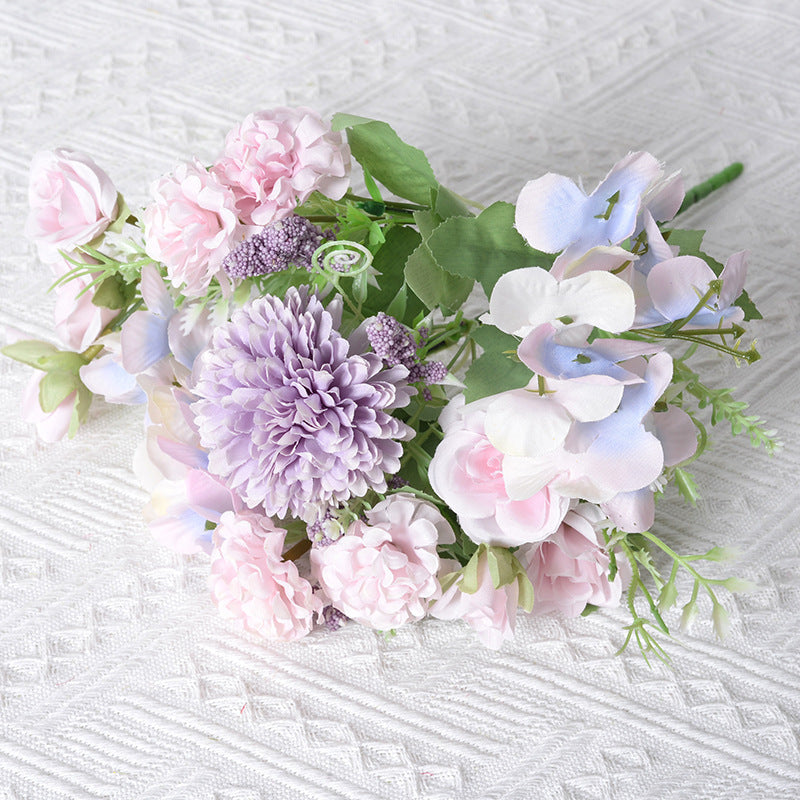 Stylischer künstlicher Blumenstrauß
