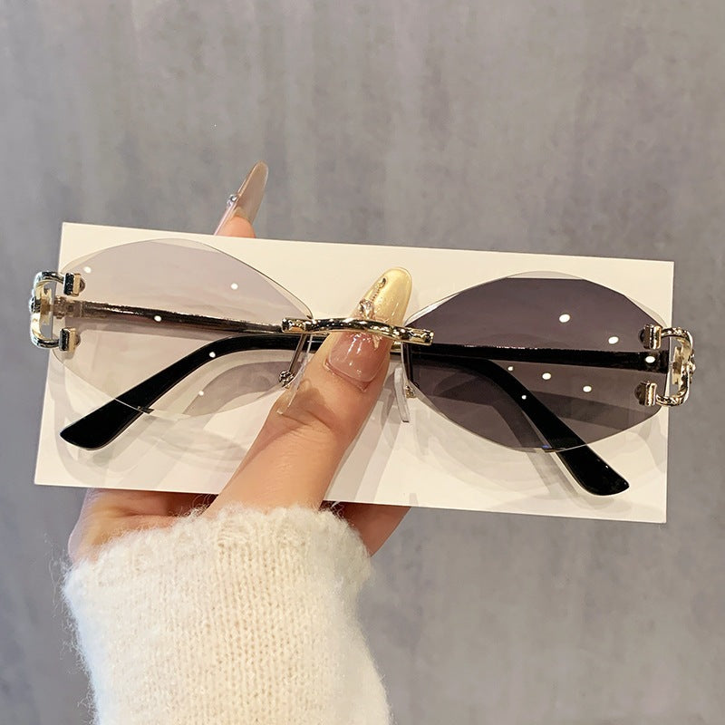 Damen futuristische Sonnenbrille mit auffälligem Hexagonalrahmen und hochwertigen Glitzerakzenten Brehn
