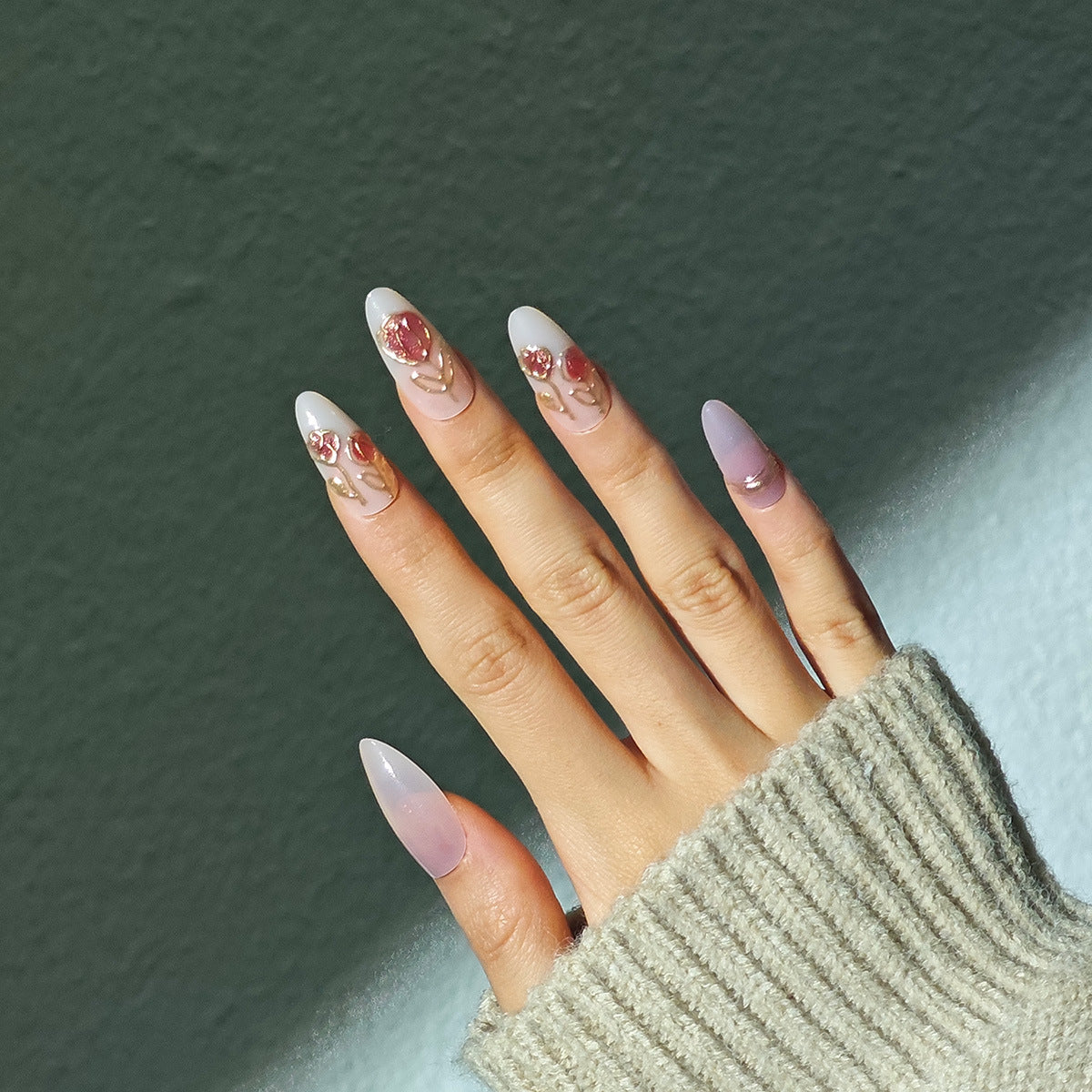 Elegante Stiletto Press-On Nagelset mit künstlerischem Blumenmuster Brehn