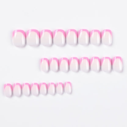 Kunstvolle Nagelgestaltung mit elegantem French-Tip und modernen Akzenten Brehn
