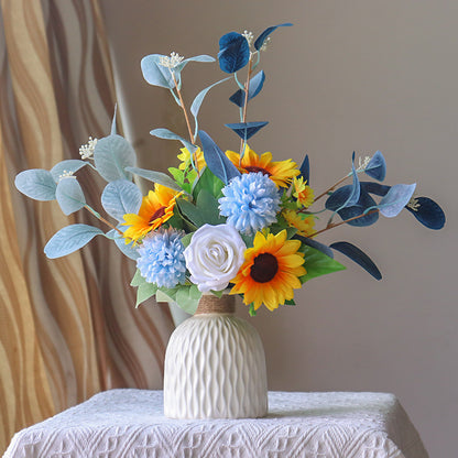 Lebensechte Blumenarrangement in eleganter Vase