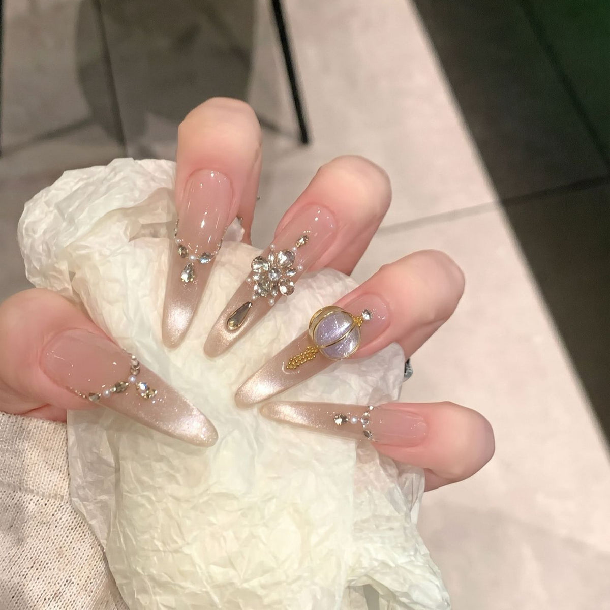 Dekoratives Stiletto Press-On Nagelset mit eleganten Schmucksteinverzierungen Brehn