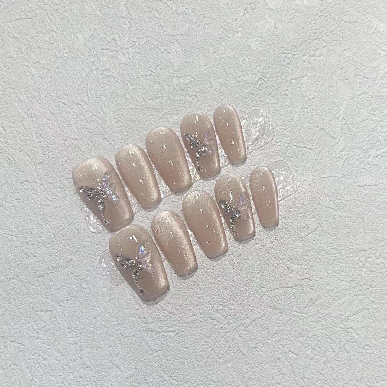 Stilvolles Press-On Nagelkunst-Set mit eleganten Schmetterlings- und Juwelenelementen Brehn