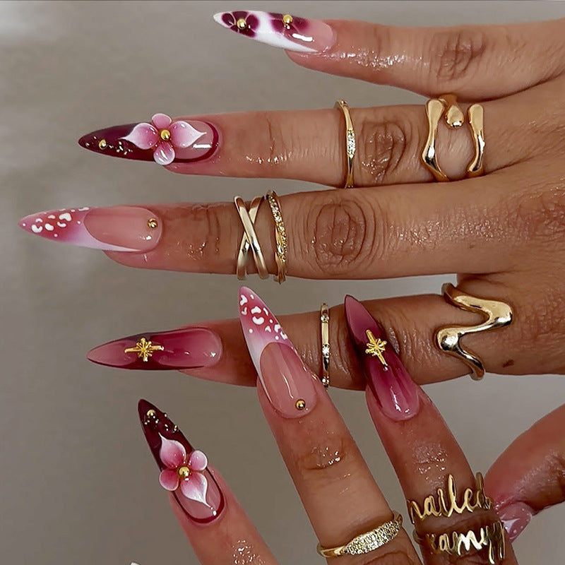 Kunstnagelset mit zarten floralem Design und glamourösen Akzenten Brehn
