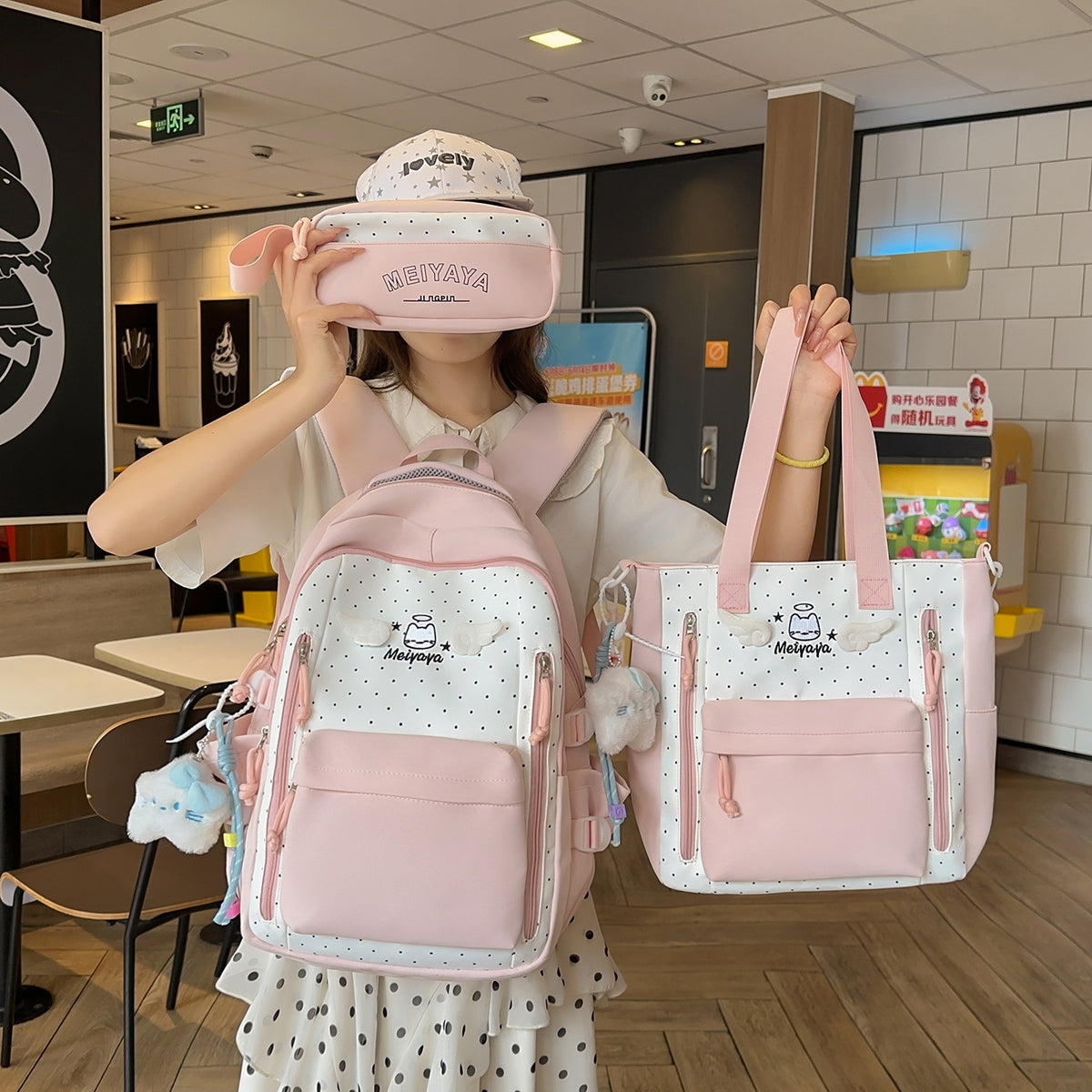 Stylischer gepunkteter Rucksack mit dekorativen Akzenten Brehn