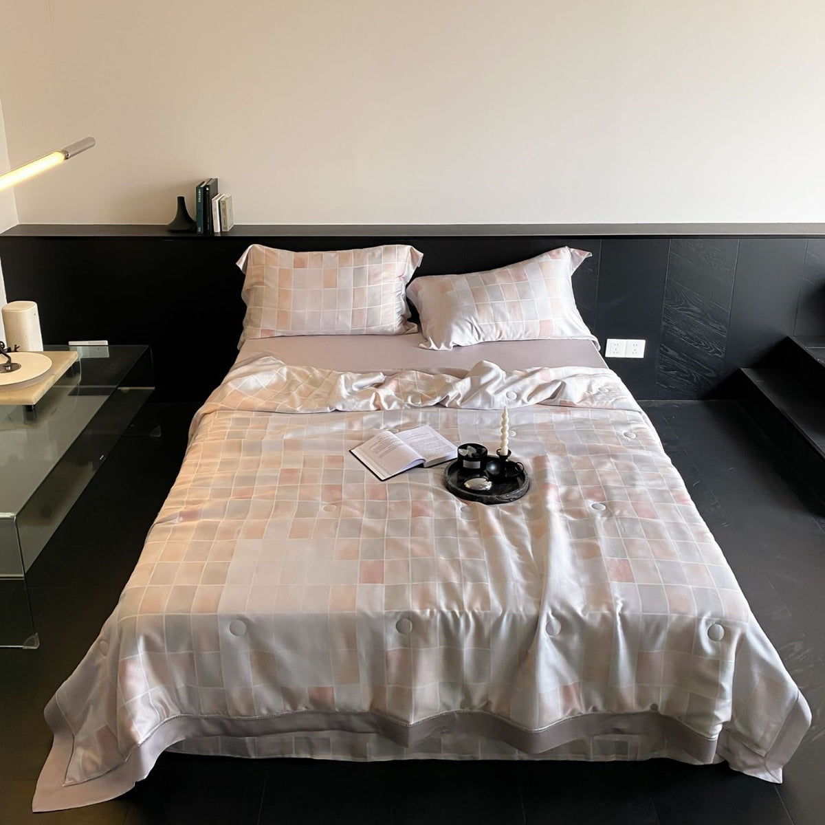 Bettwäsche-Garnitur aus Baumwollsatin mit dezentem Herz-Jacquard und seidig-glänzendem Finish Brehn