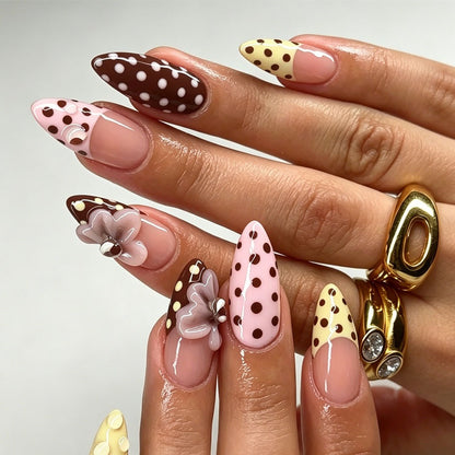 Kreatives Kunstnagelset mit Blumen- und Punkte-Design Brehn