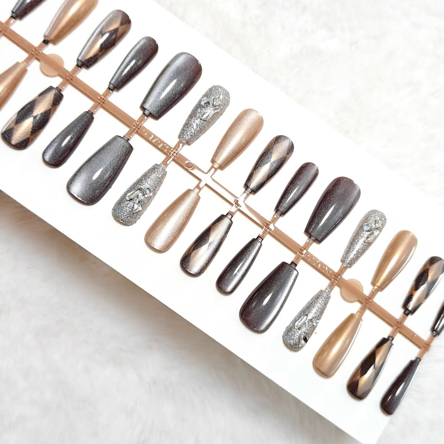 Glamouröse Kunstnägel Im Eleganten Metallic-Look Brehn