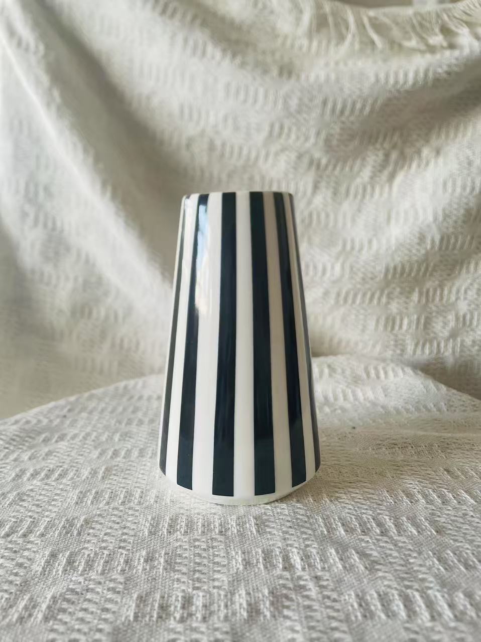 Moderne gestreifte Keramiktasse Brehn