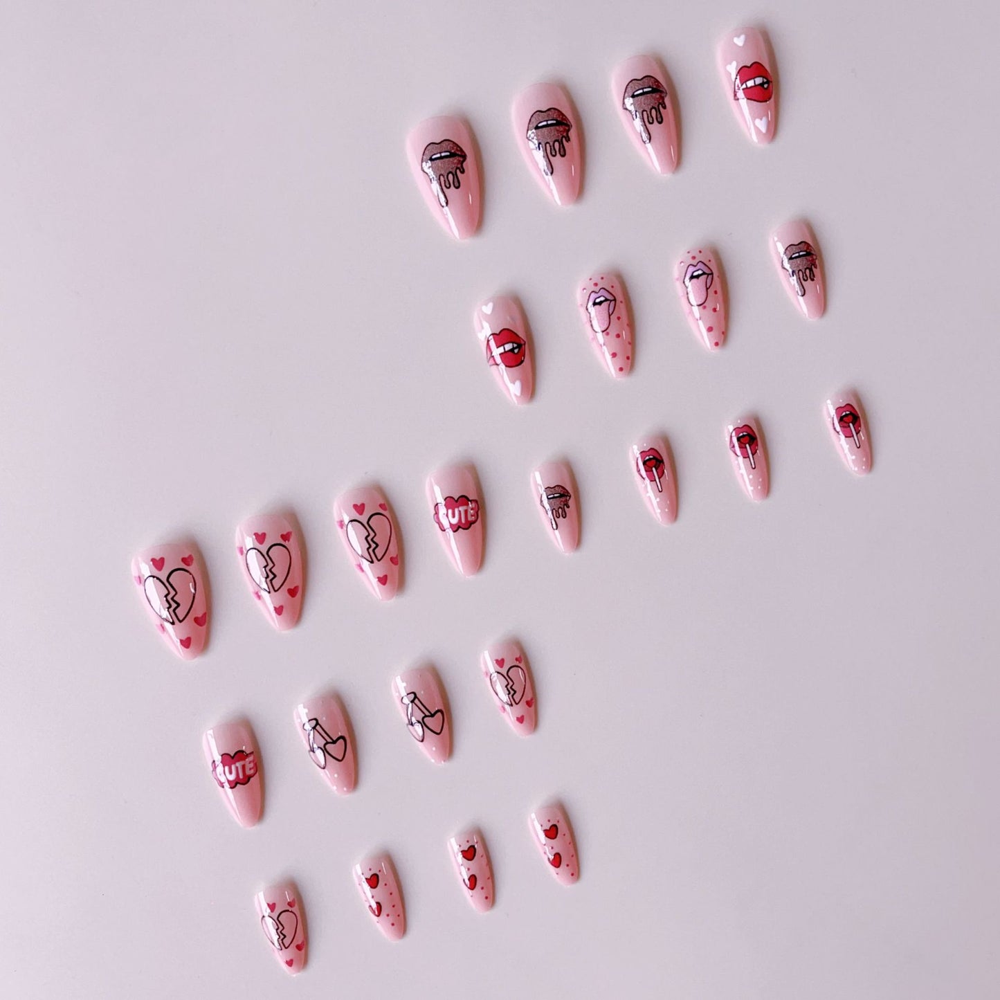 Kunstnagelset mit verspielten Lippen- und Herzmotiven Brehn
