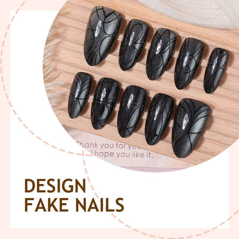 Kunstnagelset mit schaurigem Spinnenmotiv und Glitzerakzenten Brehn