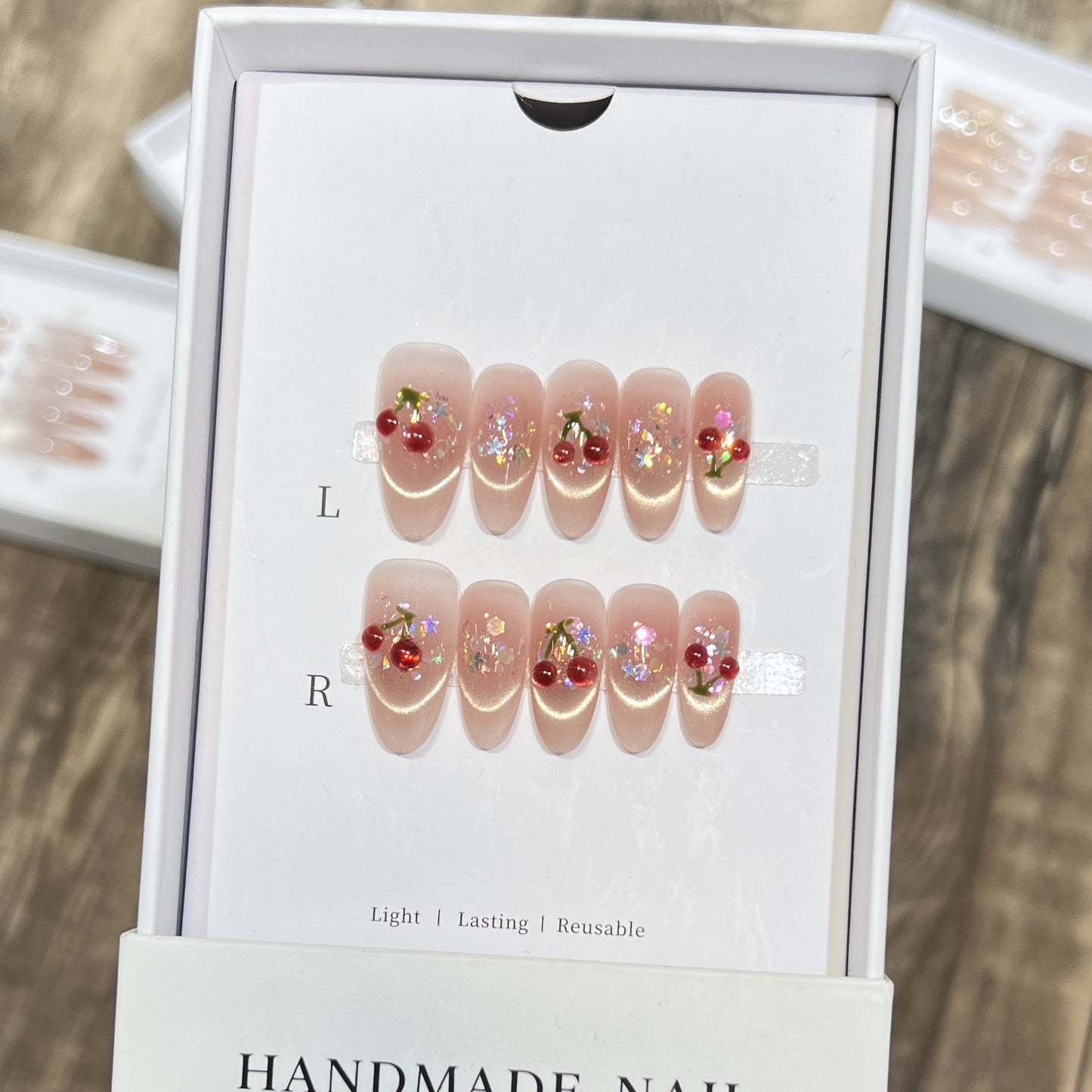 Handgefertigtes Kirsche-Prägung Press-On Nail Set Brehn