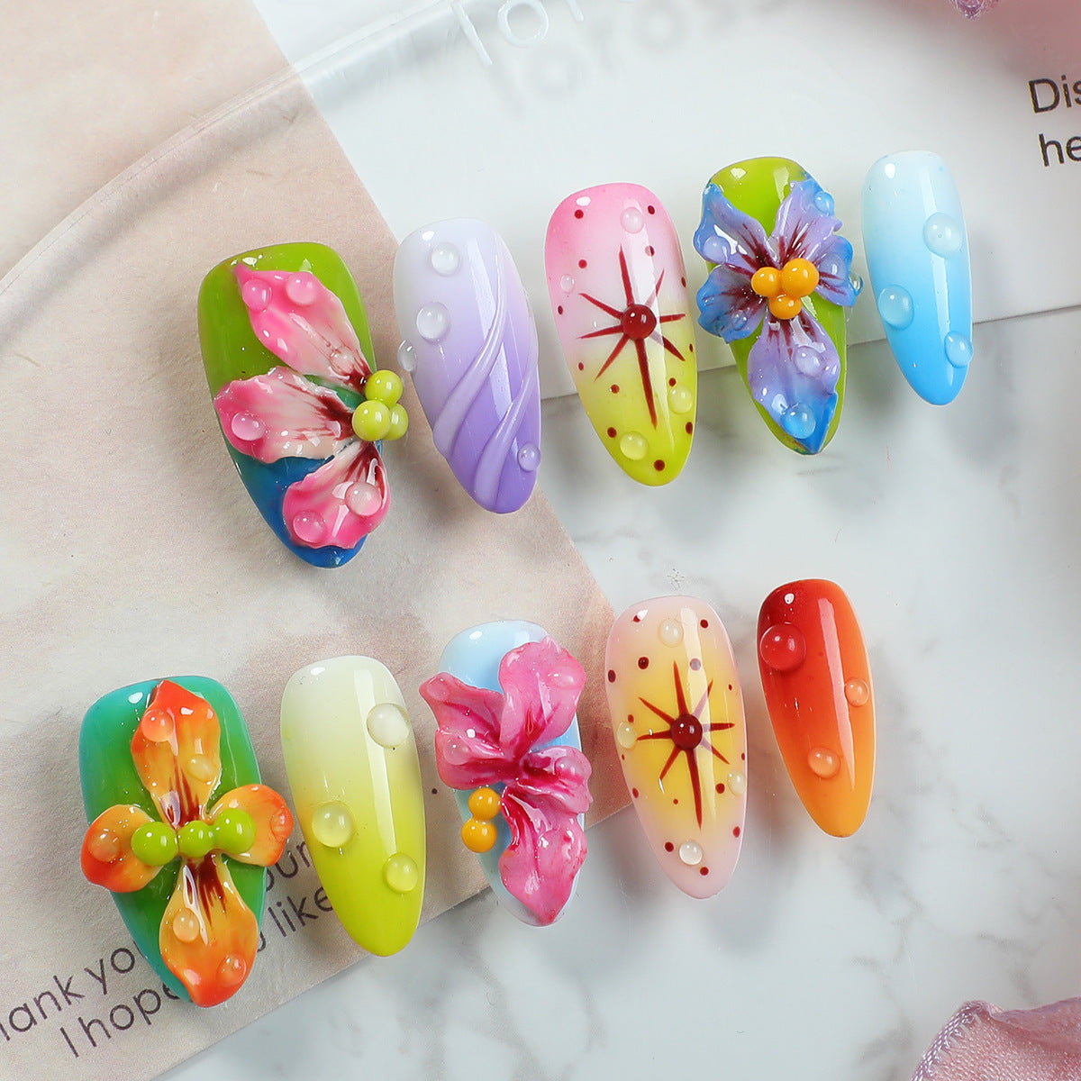 Kreatives Nagelset mit handgefertigten Blumenelementen Brehn