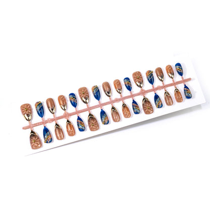Künstlerisches Press-On Nagelkunst Set mit goldenen Akzenten