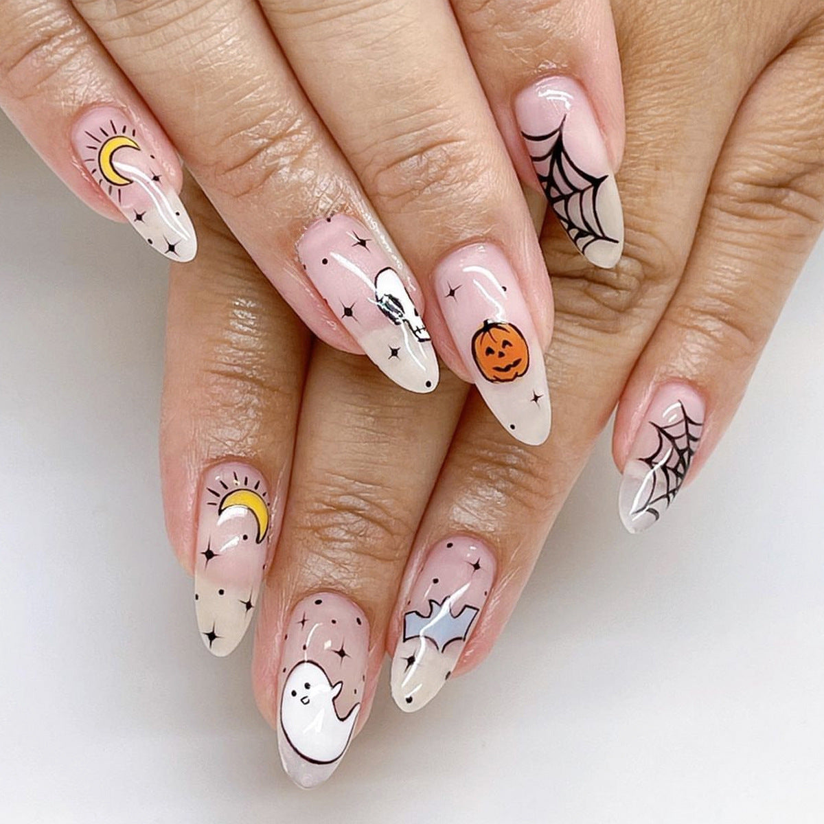 Kreatives Halloween Kunstnagelset mit Spinnen- und Geisterdesign Brehn