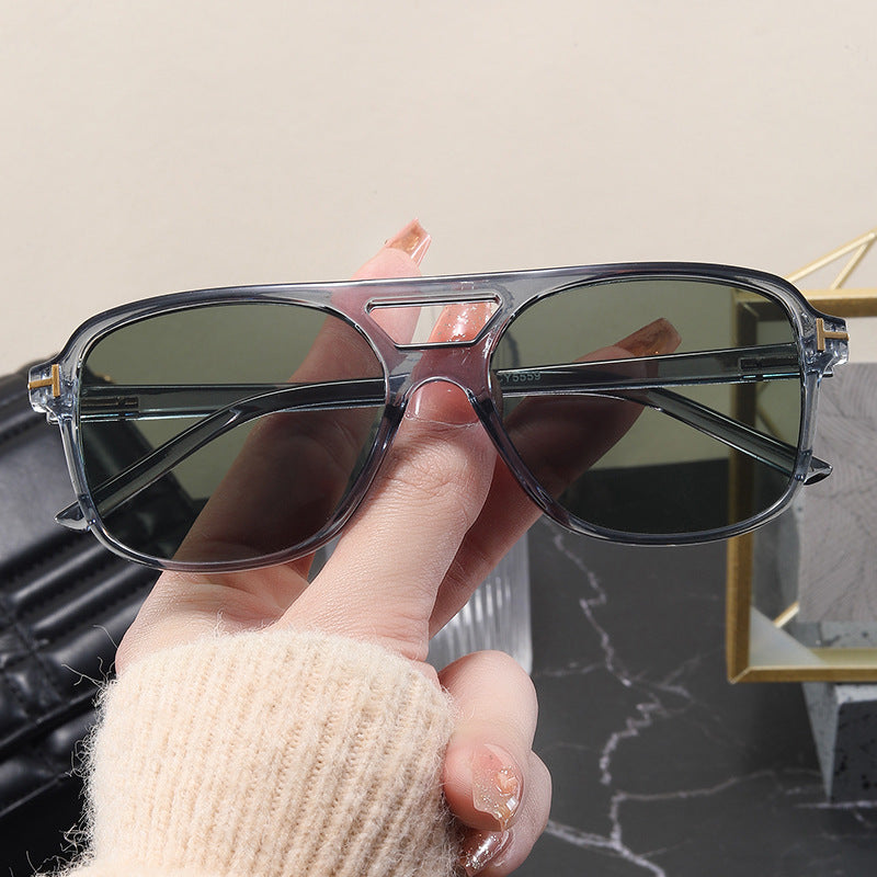 Damen modische Brille mit feinem Rahmen und strengen Konturen Brehn